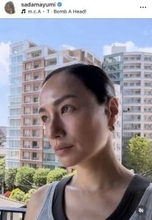 モデルで女優の佐田真由美、衝撃のビフォー＆アフターを公開「ヘアゴム取ったら安定のボンバヘッド」