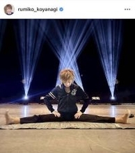 開脚ショットが話題！　小柳ルミ子、「４３年も続けて来た」本番前のルーティーン　柔軟＆ストレッチ