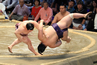 西十両１１枚目の炎鵬が逆転のすくい投げで２連勝し４勝４敗に「必死だった。後半戦は辛抱。すべて我慢強く」