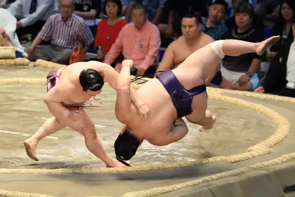西十両１１枚目の炎鵬が逆転のすくい投げで２連勝し４勝４敗に「必死だった。後半戦は辛抱。すべて我慢強く」