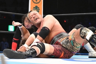 天山広吉「引退セレモニー」…藤波＆長州＆蝶野＆武藤＆馳氏＆秋山らゲスト「９人」…サングラス姿「長州」が羽交い締めし「蝶野」が「黒い」惜別ビンタをたたき込む