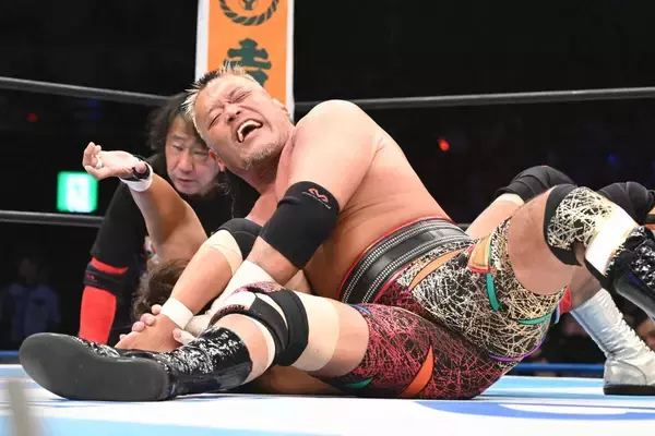 天山広吉「引退セレモニー」…藤波＆長州＆蝶野＆武藤＆馳氏＆秋山らゲスト「９人」…サングラス姿「長州」が羽交い締めし「蝶野」が「黒い」惜別ビンタをたたき込む