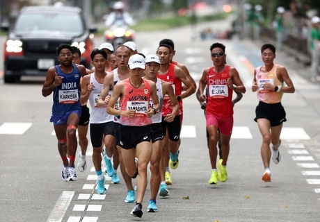 【陸上】男子マラソンは３０キロ通過　山下一貴は７人の先頭集団を冷静な走りで引っ張る　２大会ぶりの日本勢の金メダルへ激走