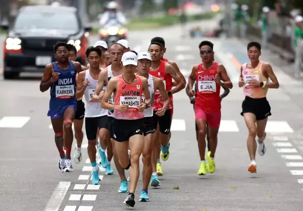 【陸上】男子マラソンは３０キロ通過　山下一貴は７人の先頭集団を冷静な走りで引っ張る　２大会ぶりの日本勢の金メダルへ激走