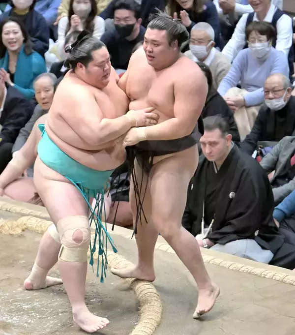 霧島が２敗に後退　１敗不在に　琴桜に敗れる