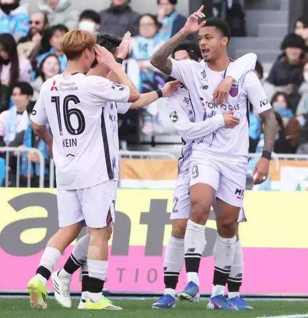 多摩川クラシコ、前半はアウェーのＦＣ東京が２―１でリード　マルセロヒアン、主将の室屋が得点