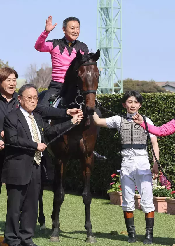 調教師が馬上に？　ラストデーの中山５Ｒで師弟Ｖ　メリーナイス騎乗時のダービーブーツ託された長浜騎手が好騎乗