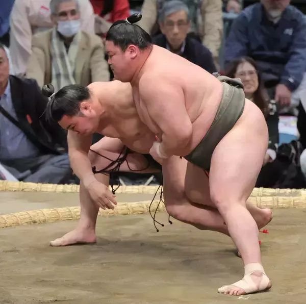 東幕下４枚目・炎鵬が勝ち越し　先場所の関取復帰を懸けた一番で敗れた相手に雪辱「悔しさは土俵でしか返せない」