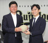 「【オリックス】馬殿太郎球団社長「最高の結果を持って、また宮崎に戻りたい」来場の宮崎市長から名物など贈呈…キャンプ地みやざきシリーズ」の画像1