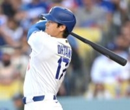 大谷翔平、１打席目は低めボール球のチェンジアップをしぶとく右前打→スミスの犠飛で先制ホームイン　口火の一打に本拠地からは大歓声…１２戦ぶり７号なるか
