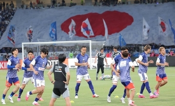 森保ジャパン　選手ピッチ登場で大歓声　ビッグフラッグも登場…壮行試合アイスランド戦