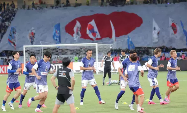 森保ジャパン　選手ピッチ登場で大歓声　ビッグフラッグも登場…壮行試合アイスランド戦