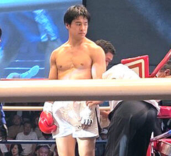 赤井英和の長男・英五郎　Ａ級初戦で逆転ＴＫＯ負け　韓国ミドル級３位ヤンの右にダウンを奪われ「今後？今は考えられない」
