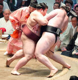 「熱海富士が３敗死守　獅司に完勝　千秋楽に初優勝の可能性をつなぐ　賜杯となれば静岡出身で初」の画像1