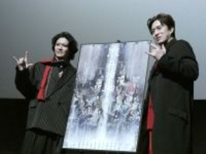 幸四郎、染五郎親子がシネマ歌舞伎で舞台あいさつ　「私服です」（幸四郎）と奇抜なファッションで登場し、ファン驚かせる