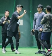 【巨人】坂本勇人が自主トレ公開　初参加の石塚裕惺に送球の助言を送る場面も
