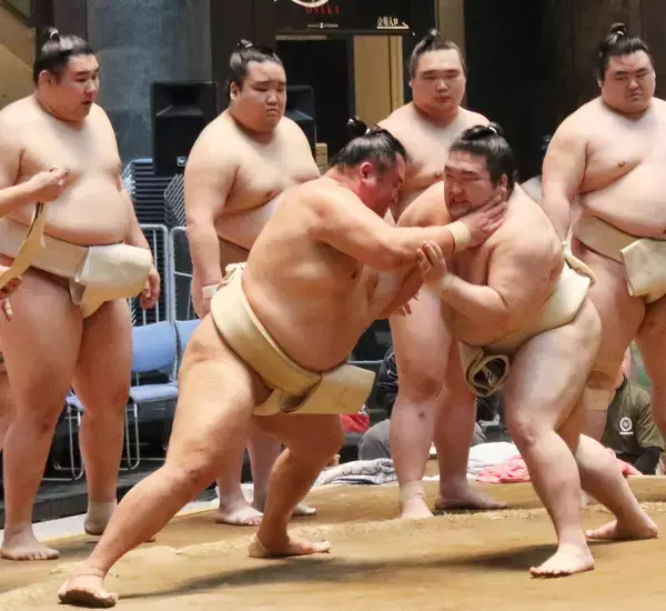 大相撲最多連続出場ギネス認定の４１歳・玉鷲がＪＲ大阪駅前での１２番は６勝６敗も「力は出した。年齢は考えず」