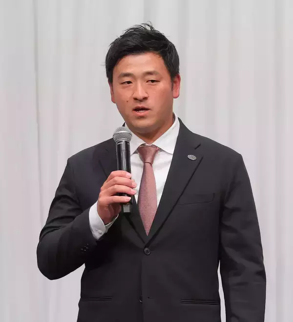 【巨人】岸田行倫主将が奮起した前任・岡本和真の一言　燦燦会に出席