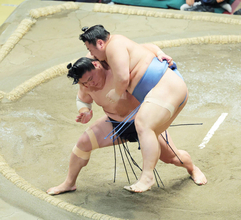 若隆景が３敗死守　翔猿との相星対戦を制し、初優勝へ踏みとどまる