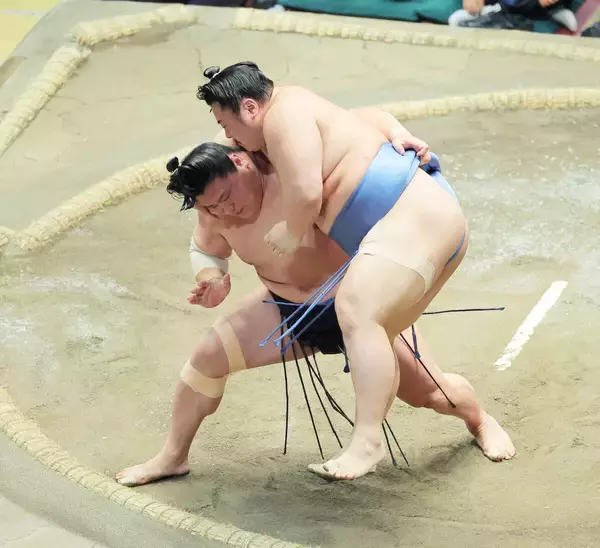 若隆景が３敗死守　翔猿との相星対戦を制し、初優勝へ踏みとどまる