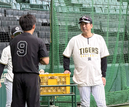 【阪神】藤川球児監督、２試合連続無安打のドラ１・立石正広に笑顔で声を掛ける　２４日の最終打席から１０打席連続で快音なし