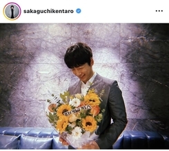 坂口健太郎、ヒマワリの花束を手に満面の笑み！「心臓バクバクで大変」「笑顔かわいすぎ」「素敵な写真」韓国で舞台挨拶
