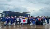 「チャーター機を降りた日本代表イレブンに合宿地ナッシュビル市から熱烈な歓迎…チームバス、飛行機とともに貴重な記念ショット」の画像1