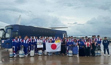 チャーター機を降りた日本代表イレブンに合宿地ナッシュビル市から熱烈な歓迎…チームバス、飛行機とともに貴重な記念ショット