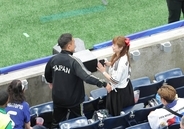 【Ｗ杯】敗れた長友佑都　妻の平愛梨と客席でハグ！ネット涙「泣けてきた」長友は去就について言及し…