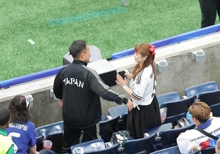 Ｗ杯敗れた長友佑都　妻の平愛梨と客席でハグ！ネット涙「泣けてきた」長友は去就について言及し…