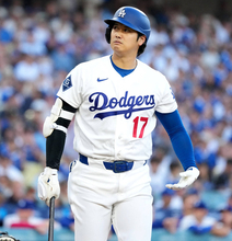 大谷翔平、バースデーコールの中で“超珍事”　すっぽ抜けたバットが宙を舞い…本拠地騒然　本人は思わず照れ笑い