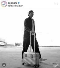 大谷翔平のラフな私服姿、ベッツのウインク、佐々木朗希の襟シャツ姿も！ドジャースがニューヨーク移動のナインをモノクロで一挙公開