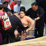 「若ノ勝が休場　６日目の取組で右膝を負傷」の画像1