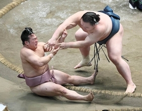 十両・炎鵬が白熊に敗れ５敗目　「自分を信じ切れていない」
