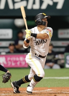 【ソフトバンク】貫禄の一打！中村晃、引退試合は第１打席から二塁打を放って塁上で笑顔　通算１５２２安打目　通算１６６１試合目のラストゲーム