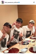 沢村一樹「息子達とわたし」３ショットに騒然「イケメンぞろい」「素敵親子」「そっくり」「お美しすぎる」