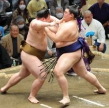 大の里が２連勝スタート　難敵の王鵬に勝つ　不安な左肩痛感じさせない勝利