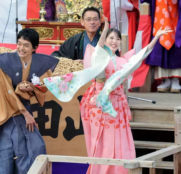 さすが福岡大大濠野球部！池松壮亮の豆まきフォームが美し過ぎる　もちろん浜辺美波も美し過ぎた