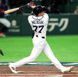 「【ＷＢＣ】チェコが強敵・豪州相手に先制　２回に先制中犠飛…母国の“応援団”が国旗を掲げて総立ち」の画像1