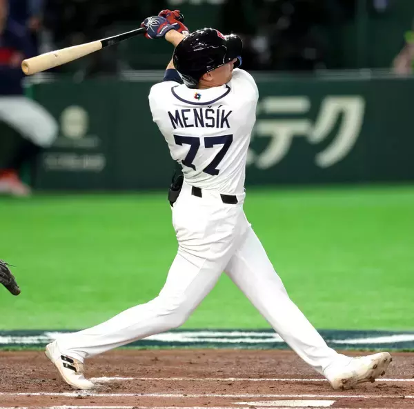 【ＷＢＣ】チェコが強敵・豪州相手に先制　２回に先制中犠飛…母国の“応援団”が国旗を掲げて総立ち