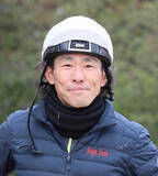 「古川吉洋騎手が京都３Ｒで落馬、以降のレースを乗り替わりに　天皇賞春はタガノデュードに騎乗予定」の画像1