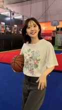 鈴木愛理「運動音痴芸能人に推薦します」「おもろすぎ」バスケを“全力”でプレーする姿に反響「あんだけ、歌って踊れるのに」