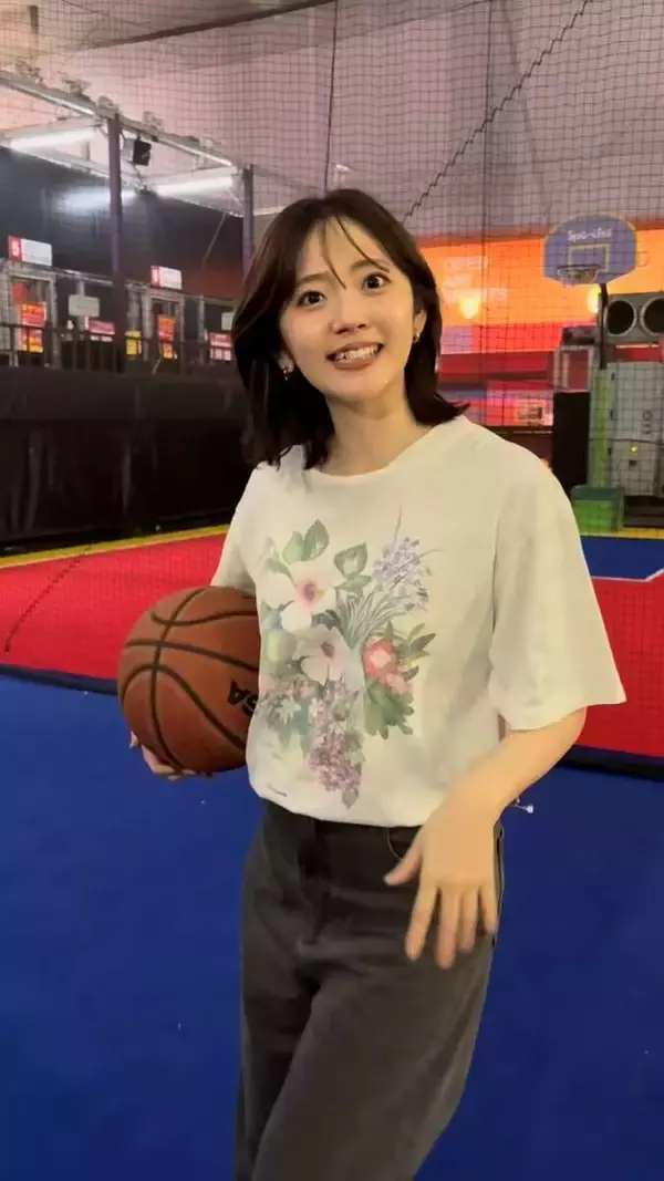 鈴木愛理「運動音痴芸能人に推薦します」「おもろすぎ」バスケを“全力”でプレーする姿に反響「あんだけ、歌って踊れるのに」