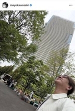 川﨑麻世、ＧＵコーデの全身ショット！「麻世さんが着こなすと高価に見えます」「親近感」