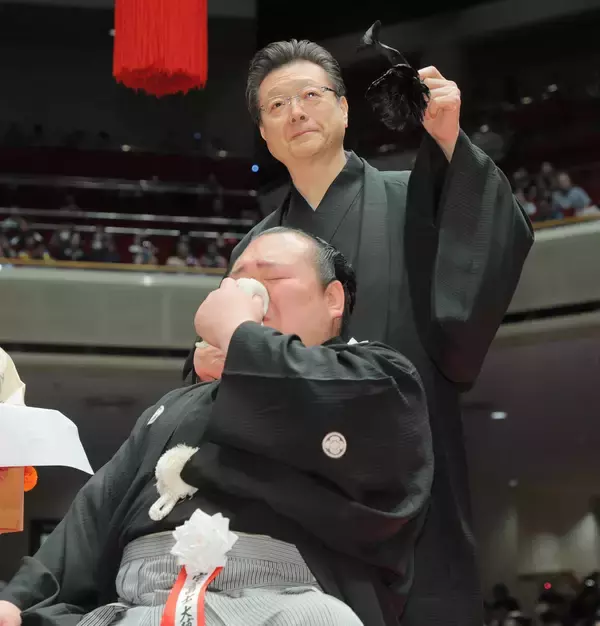 元関脇・宝富士が断髪式　先代師匠の止めばさみで大粒の涙「甘い言葉にやられた」　部屋の関取衆からは感謝のキスの嵐も