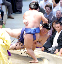 【大相撲】藤ノ川が大の里から金星　春場所に続き２連勝　土俵際の突き落としで勝利　「お客さんが喜ぶ相撲を取っていきたい」