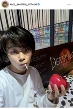 舞台「デスノート」出演中の加藤清史郎、“Ｌのコスプレ”姿に「素敵…！！」「うーん　好きだ」「似合います」の声