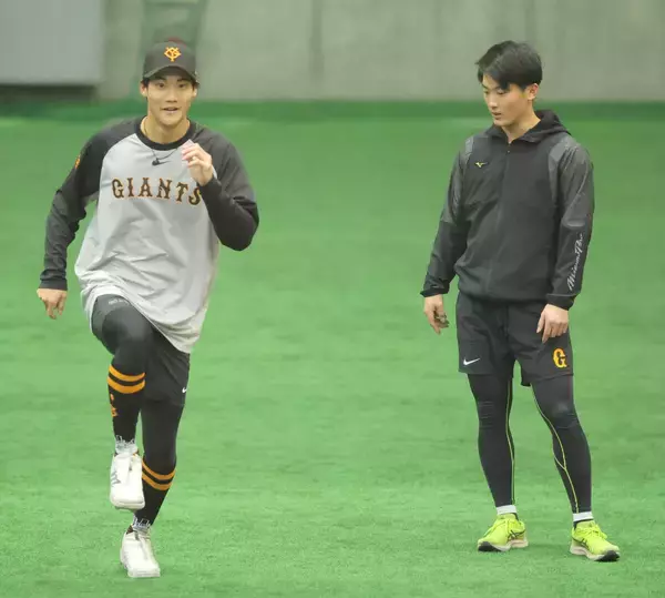 巨人の俊足２人が合同練習会　浦田俊輔「スピードが上がった」舟越秀虎から学んだ走りのツボ