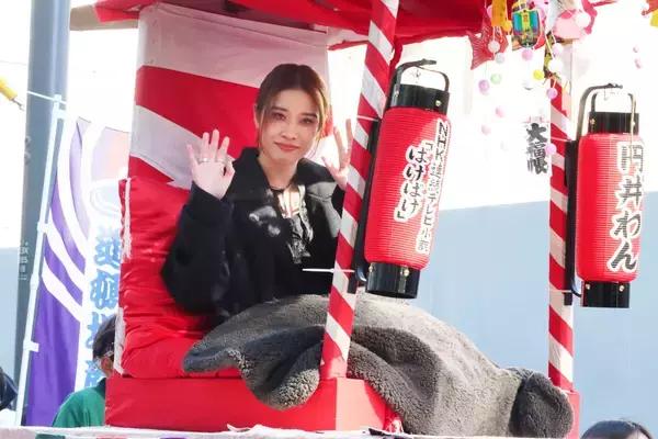ＮＨＫ朝ドラ「ばけばけ」出演の円井わん「活気があって楽しかった」宝恵駕行列に参加