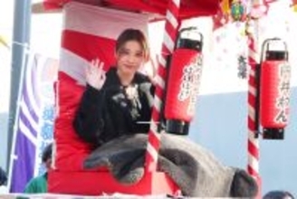 ＮＨＫ朝ドラ「ばけばけ」出演の円井わん「活気があって楽しかった」宝恵駕行列に参加